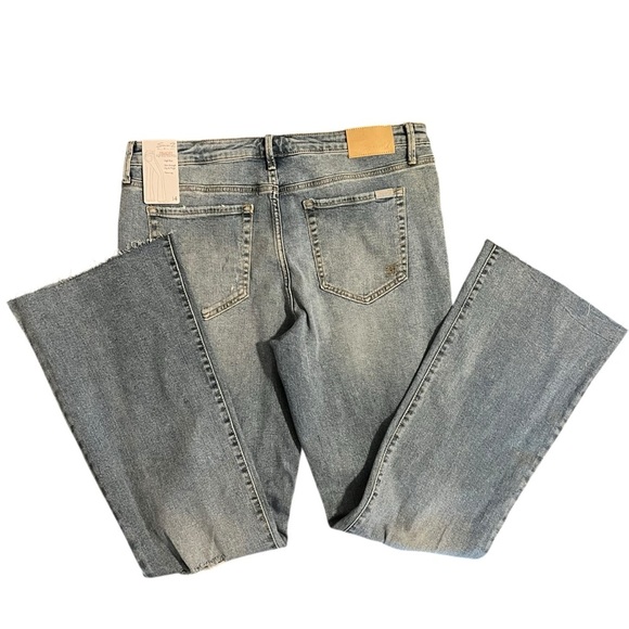 3/$30 🍂 Seven7 Felicity High Rise Slim Light Blue Flared Jeans - Picture 8 of 11